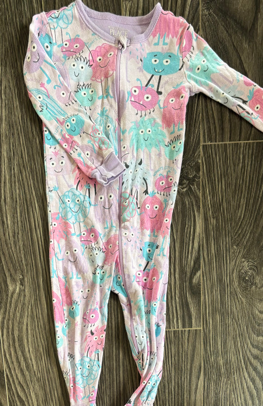 Pyjamas the children place 18-24 mois