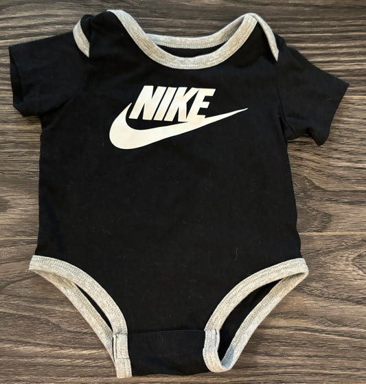 Cache couche nike 3 mois